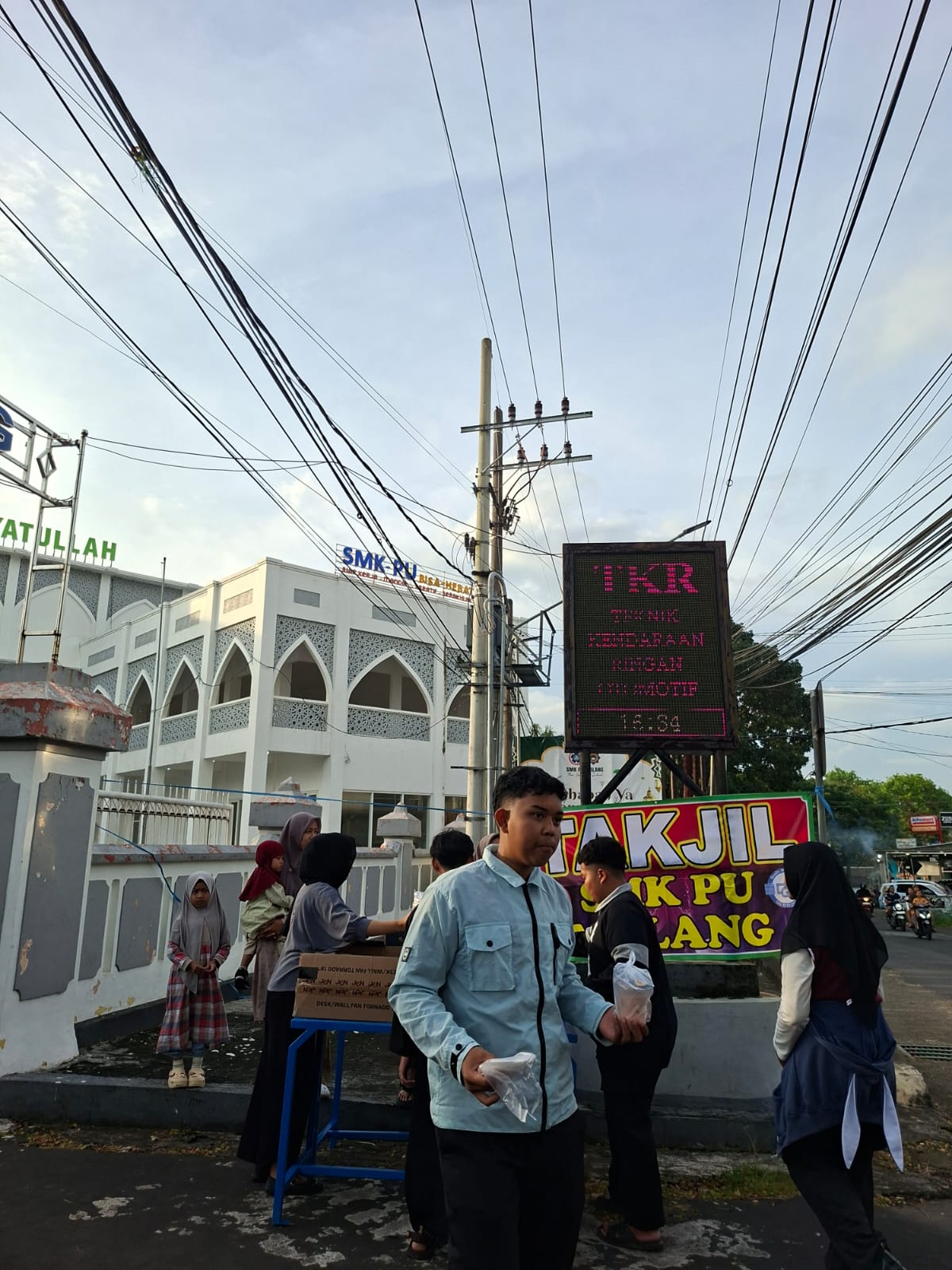 OSIS SMK PU Malang Berbagi Takjil di Bulan Ramadhan