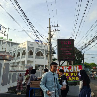 OSIS SMK PU Malang Berbagi Takjil di Bulan Ramadhan